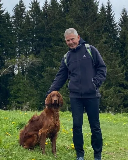 Ronald Dähne mit seinem Irish Setter auf einer Wiese